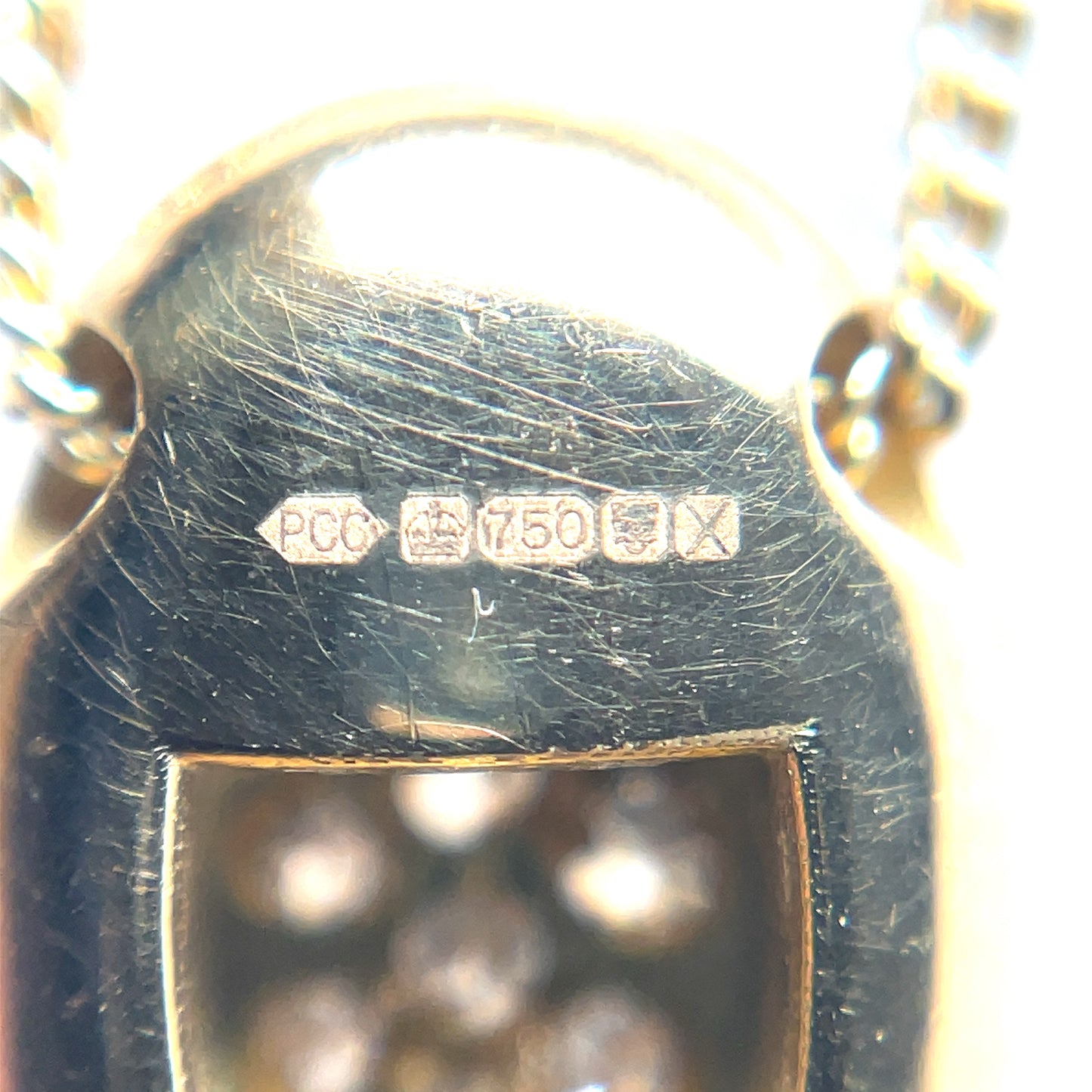 18ct Yellow Gold & Diamond Oval Pendant