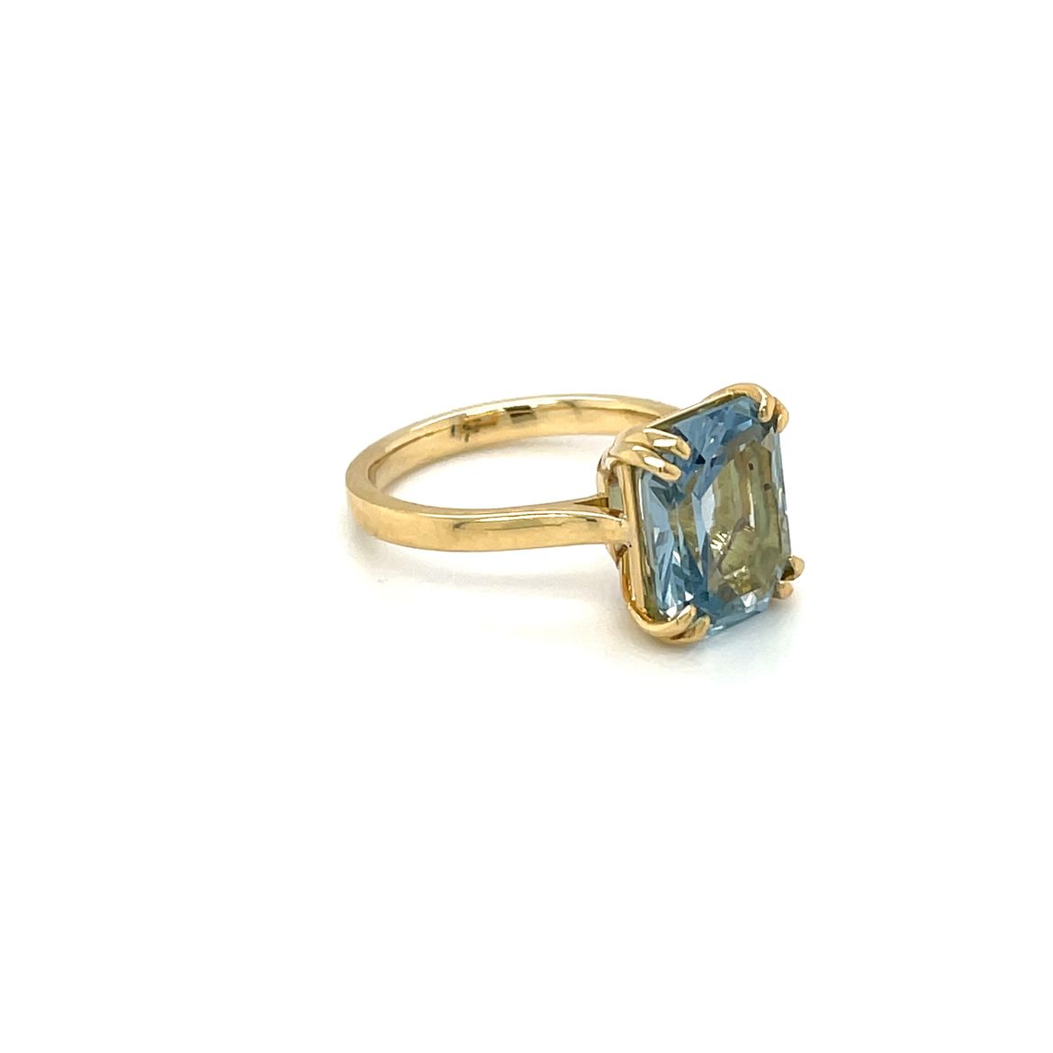 18ct Yellow Gold Light Sapphire Solitaire Cocktail Ring