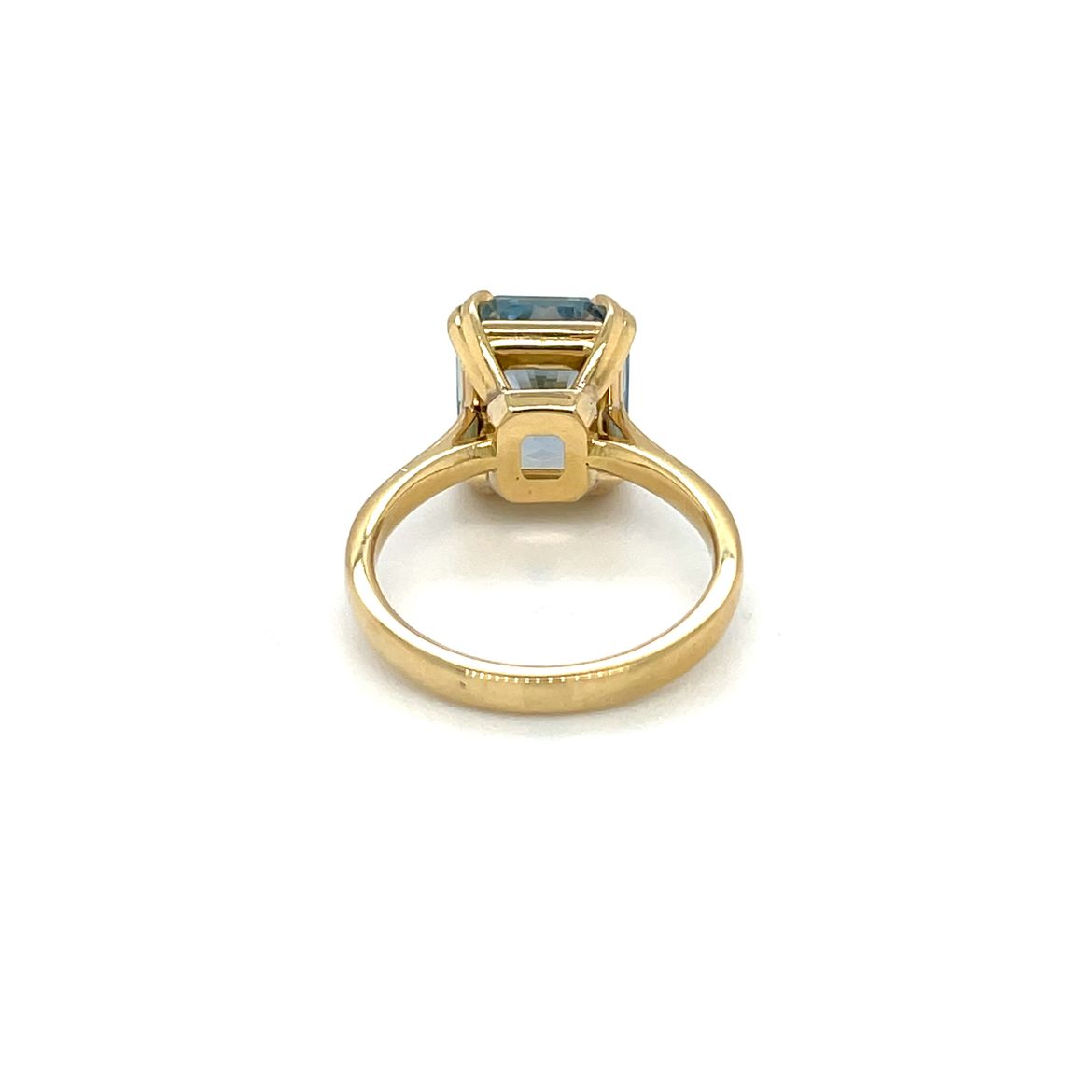 18ct Yellow Gold Light Sapphire Solitaire Cocktail Ring