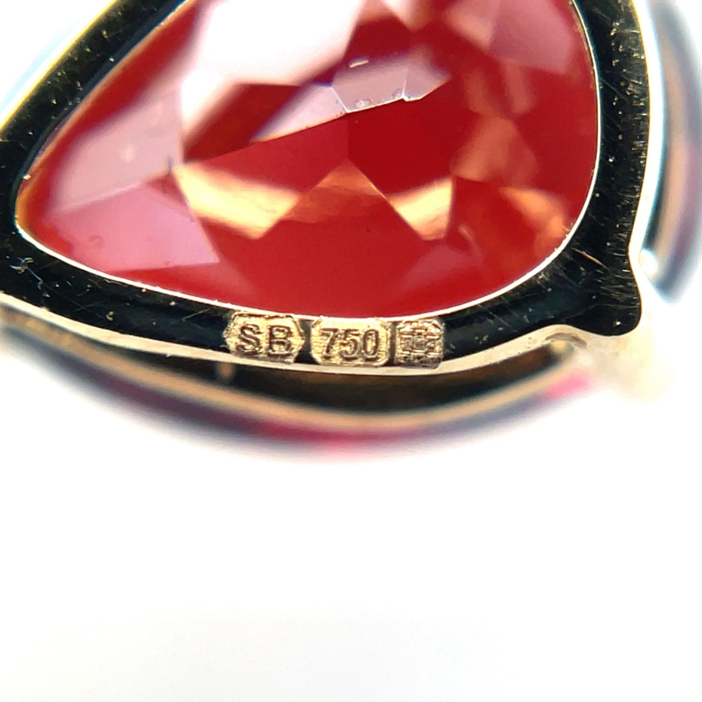 18ct Yellow Gold Garnet & Diamond Pendant & Chain (18")