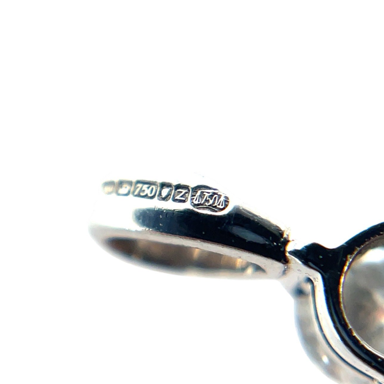 18ct White Gold Diamond Pendant