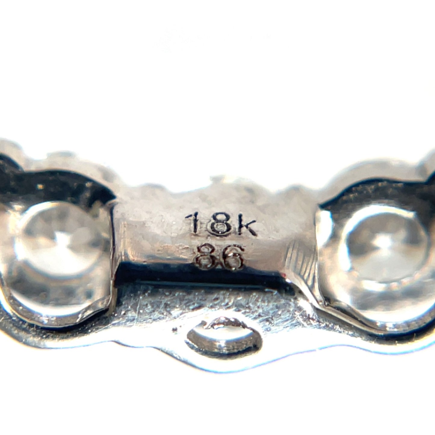 18ct White Gold Diamond Circle Pendant