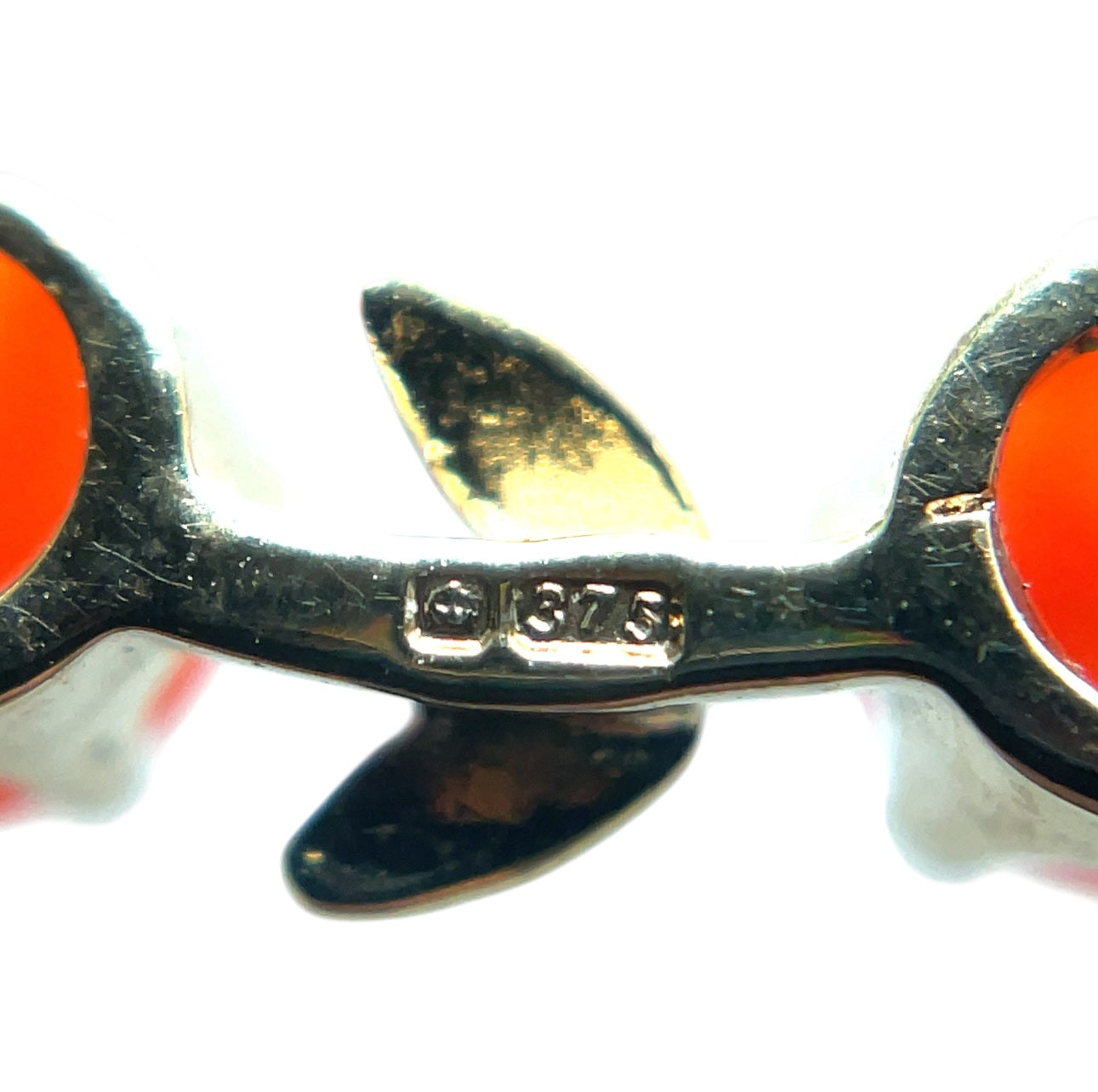 9ct Yellow Gold & Coral 'Wreath' Brooch
