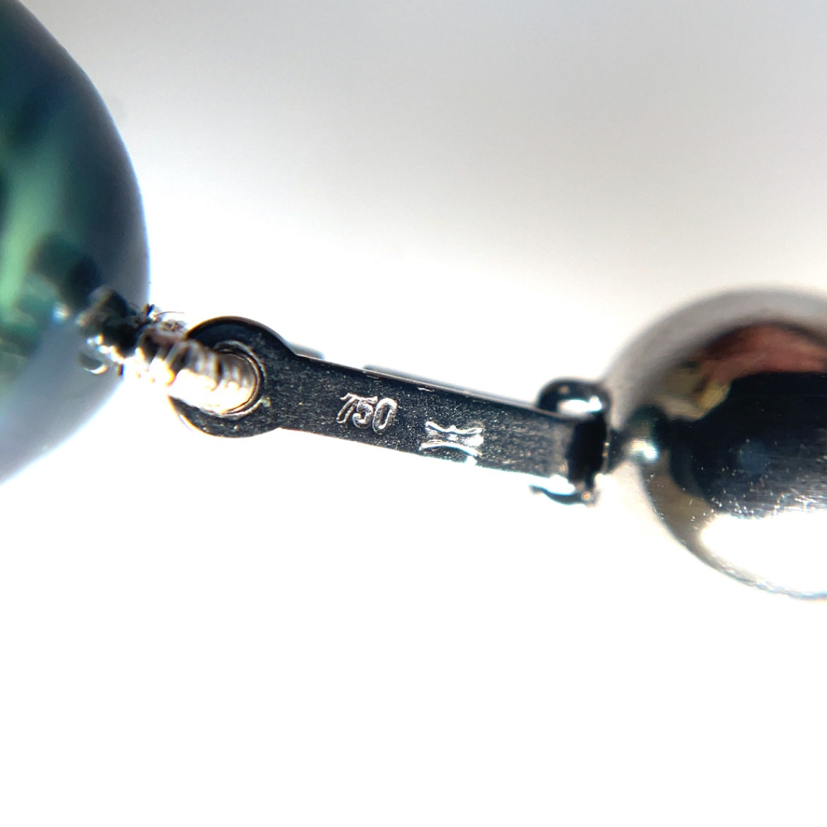 Pre owned single strand of tahitian pearls 9.5- 11.5mm set with an 18ct white gold ball clasp