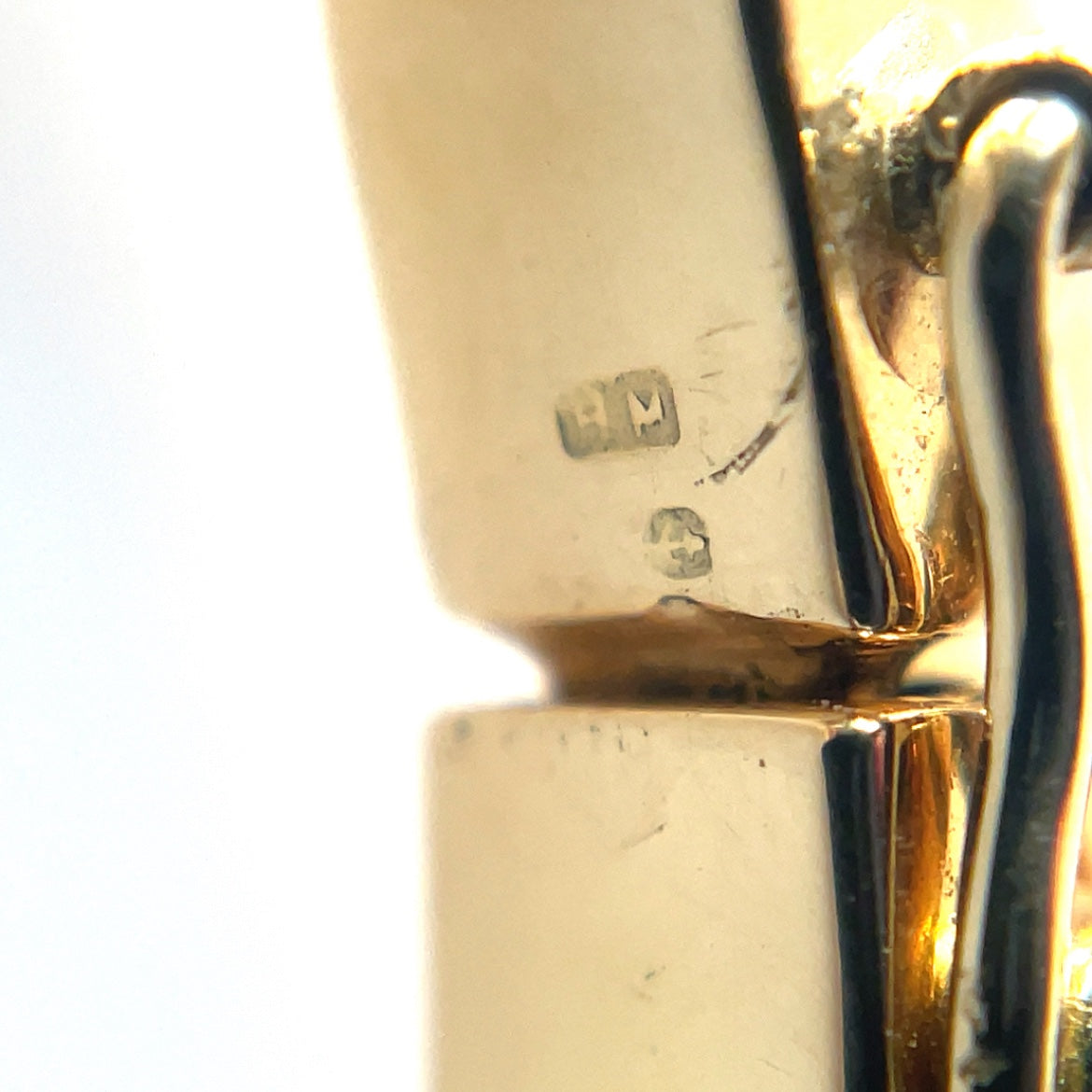 18ct yellow gold hinged bangle with 11 flush set diamonds and a figure of 8 safety catch