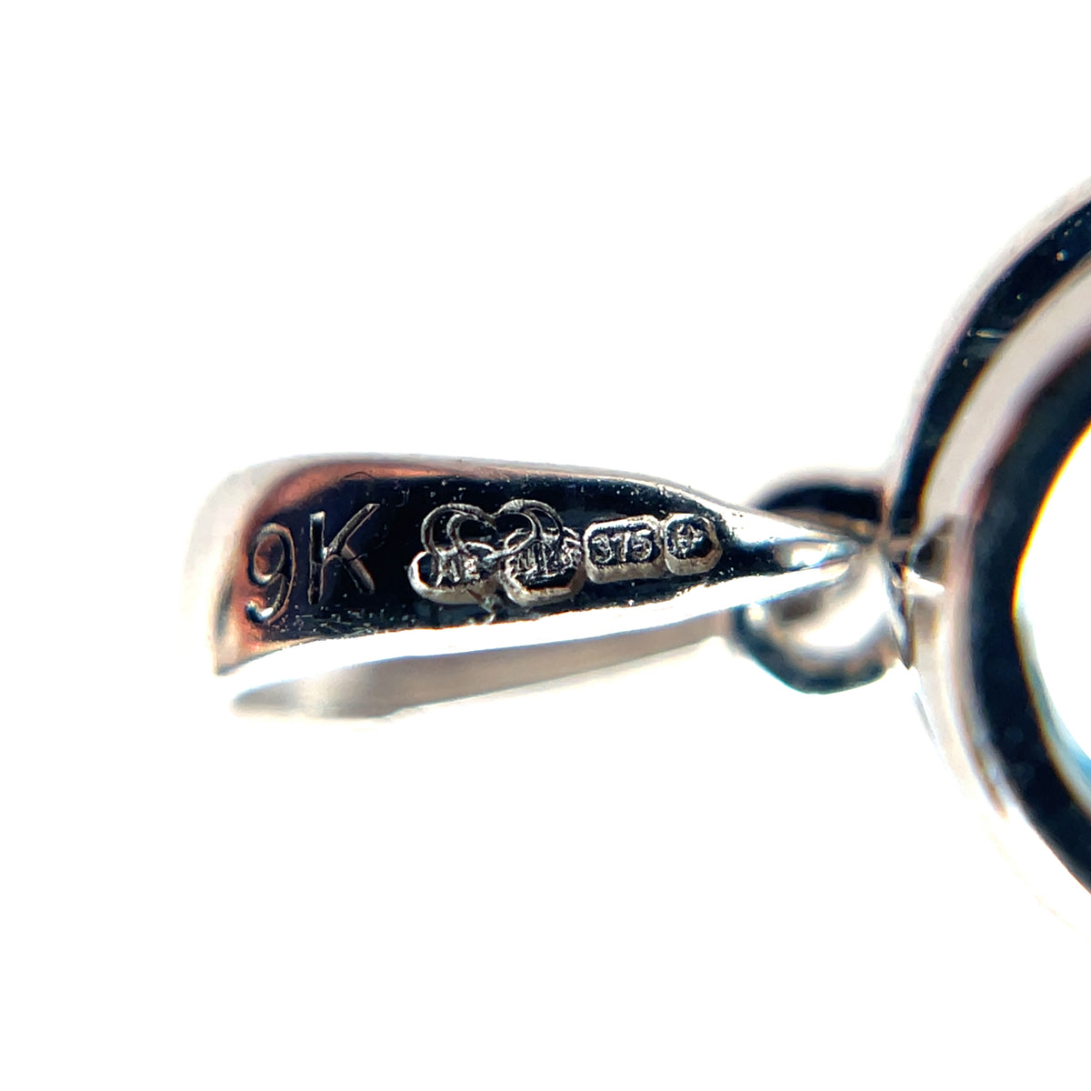 9ct White Gold Round Blue Topaz Pendant