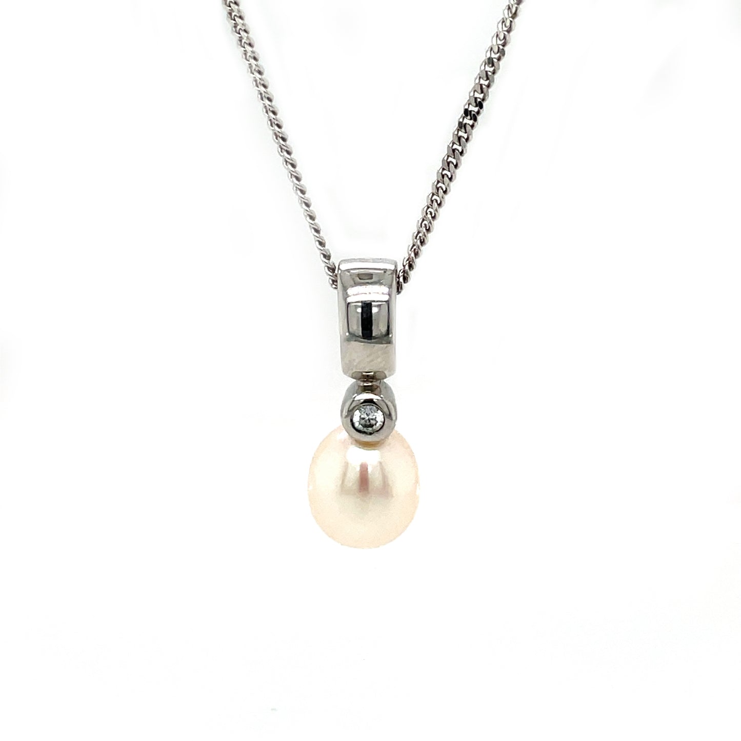 18ct White Gold Diamond & Pearl Pendant