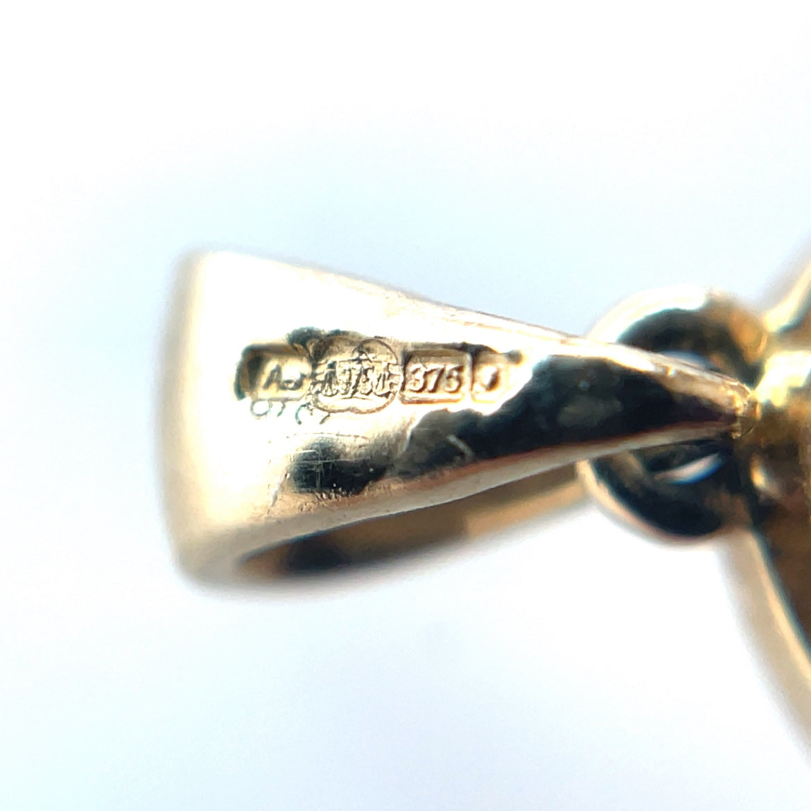 9ct Yellow Gold Opal Pendant