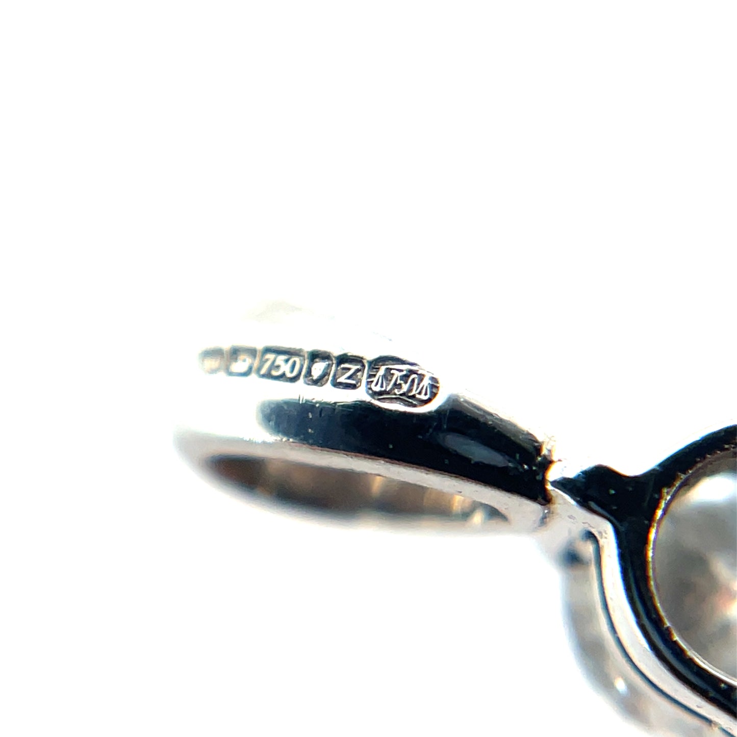 18ct White Gold Diamond Pendant