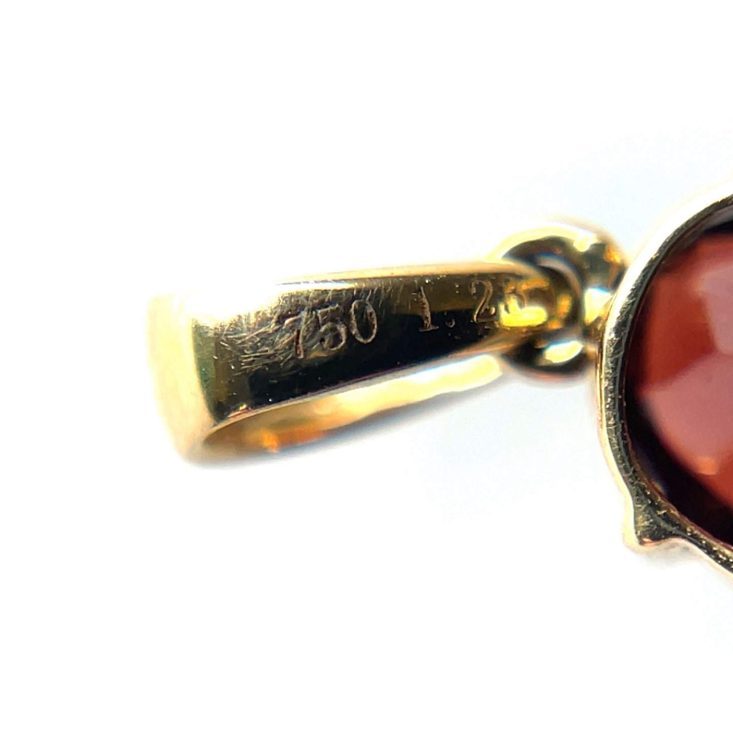 18ct Yellow Gold Garnet Pendant