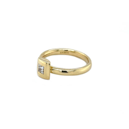 18ct Yellow Gold Princess-Cut Diamond Rubover Ring (Q)