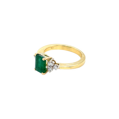 18ct Yellow Gold Emerald & Diamond Ring (I1/2)
