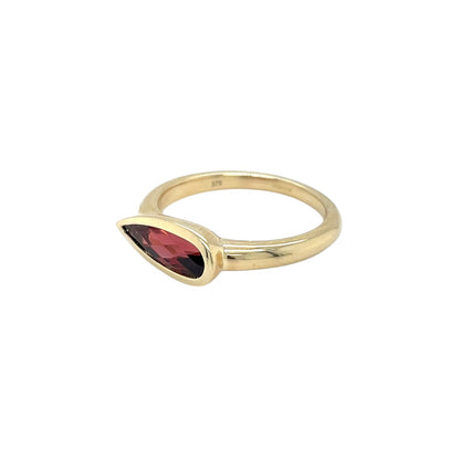 9ct Yellow Gold Pear Cut Garnet Ring (N)