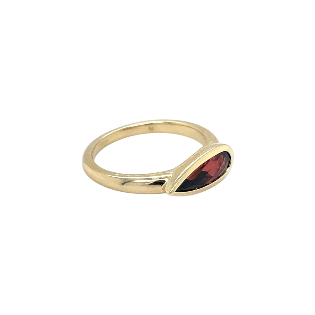 9ct Yellow Gold Pear Cut Garnet Ring (N)