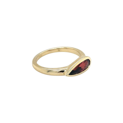 9ct Yellow Gold Pear Cut Garnet Ring (N)