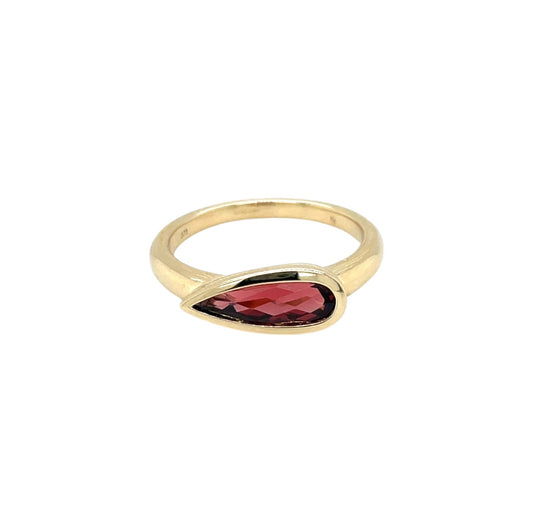 9ct Yellow Gold Pear Cut Garnet Ring (N)