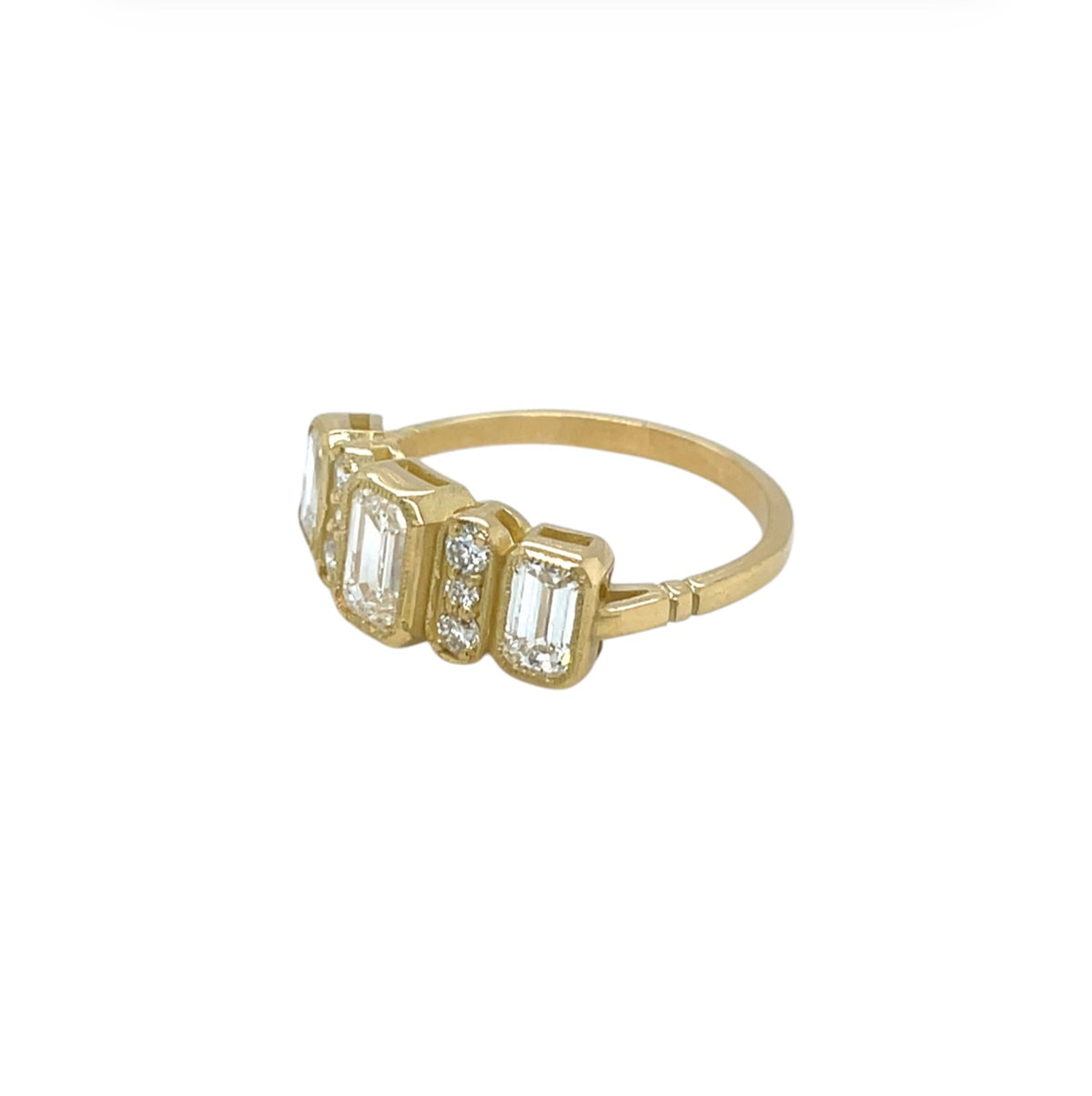 18ct Yellow Gold Emerald Cut & Round Brilliant Diamond Ring (L1/2)