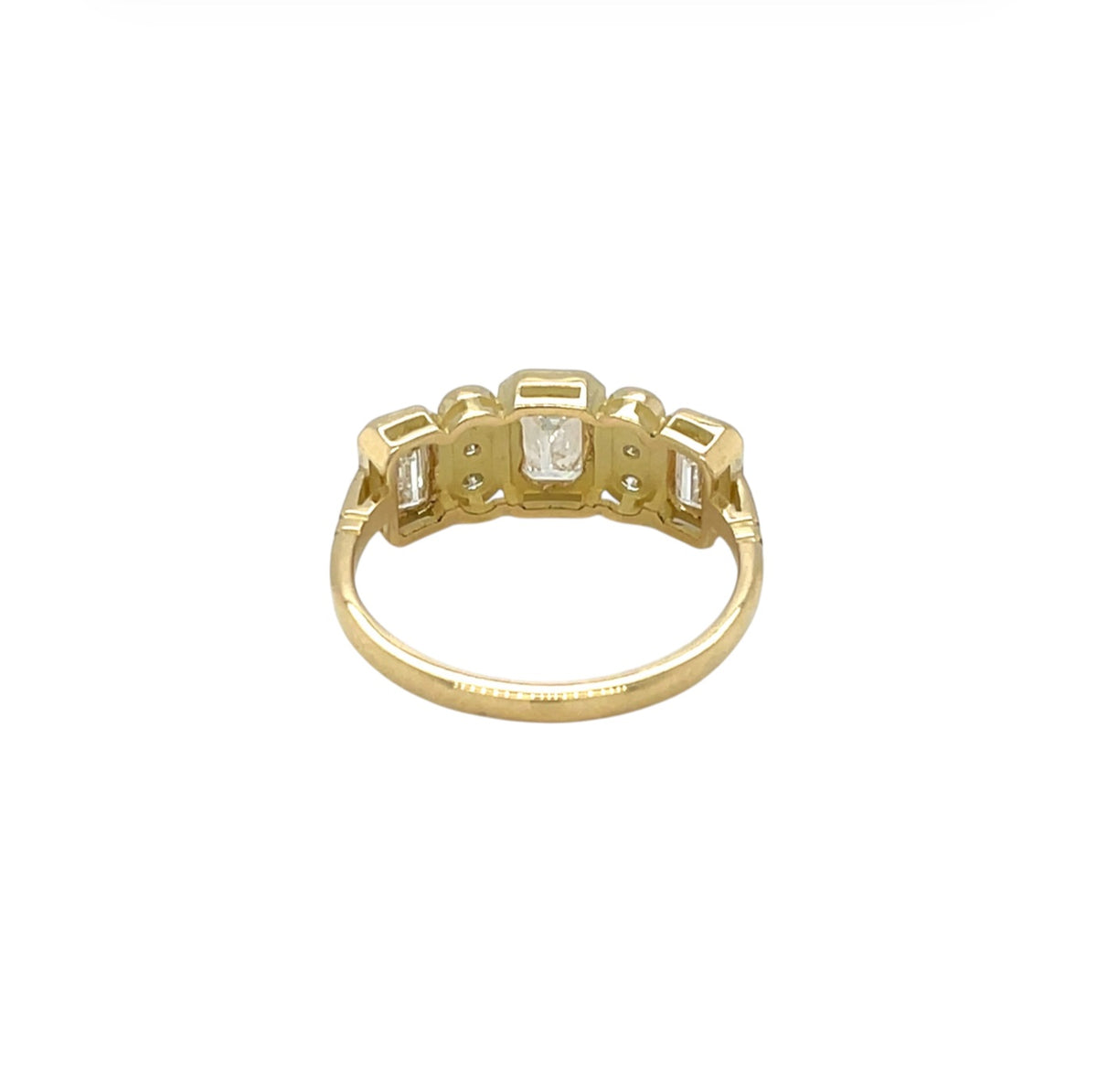 18ct Yellow Gold Emerald Cut & Round Brilliant Diamond Ring (L1/2)