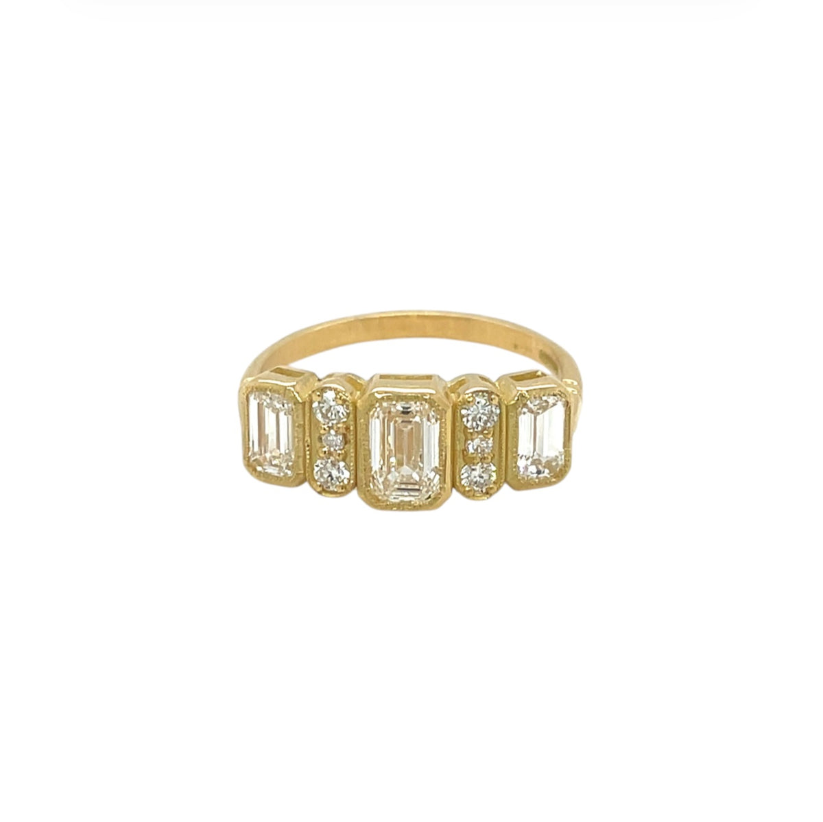 18ct Yellow Gold Emerald Cut & Round Brilliant Diamond Ring (L1/2)