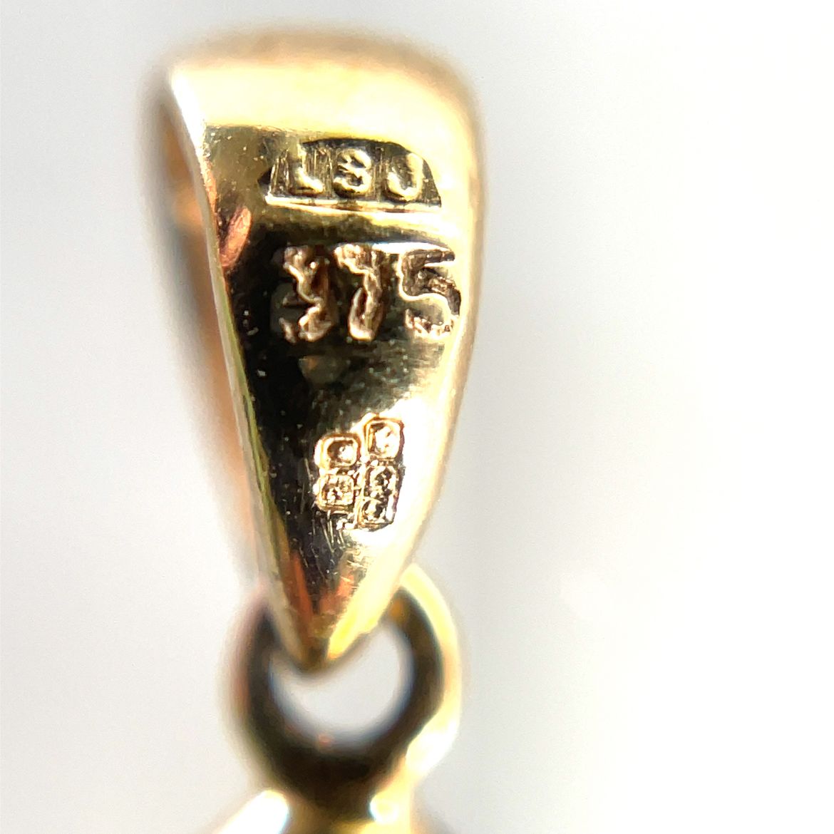 9ct Yellow Gold Peridot & Onyx Pendant Necklace