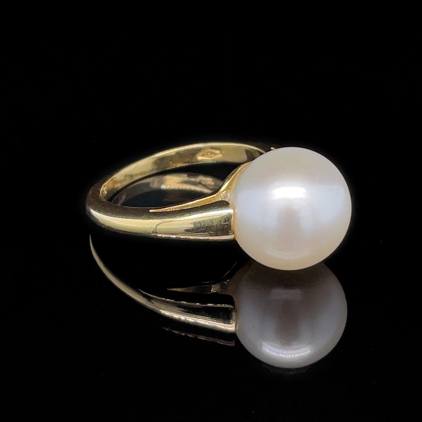 Yellow Gold Freshwater Pearl Ring