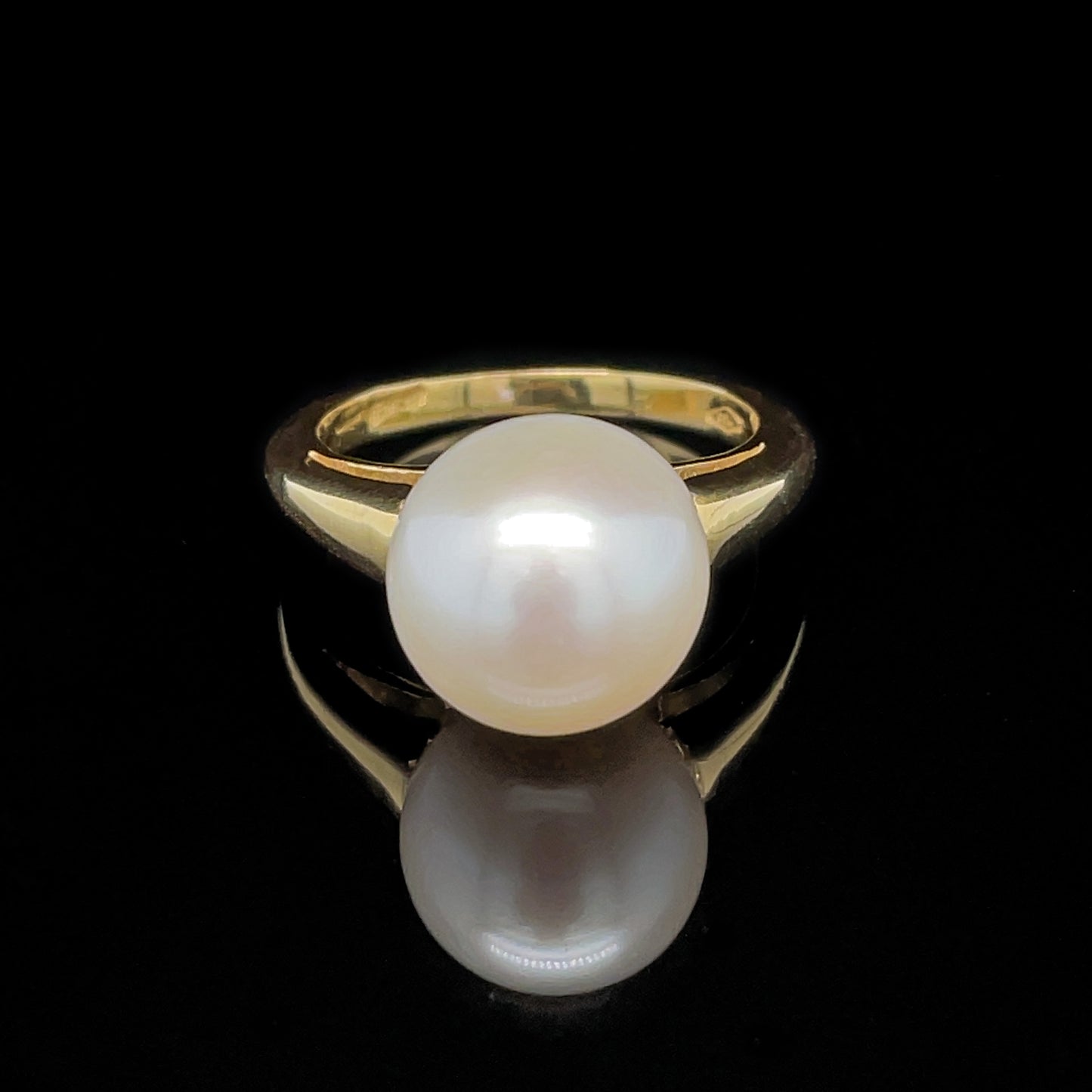 Yellow Gold Freshwater Pearl Ring